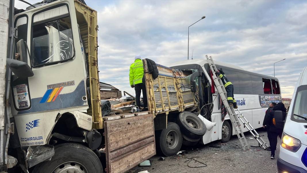 Konya’da yolcu otobüsü kazaya karıştı! Çok sayıda ölü ve yaralı var 15